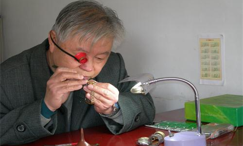 Kou Zhonghuai, A “Veteran Seagull Craftsman” Who Has Repaired Watches for His Community for 18 Years—Voluntarily